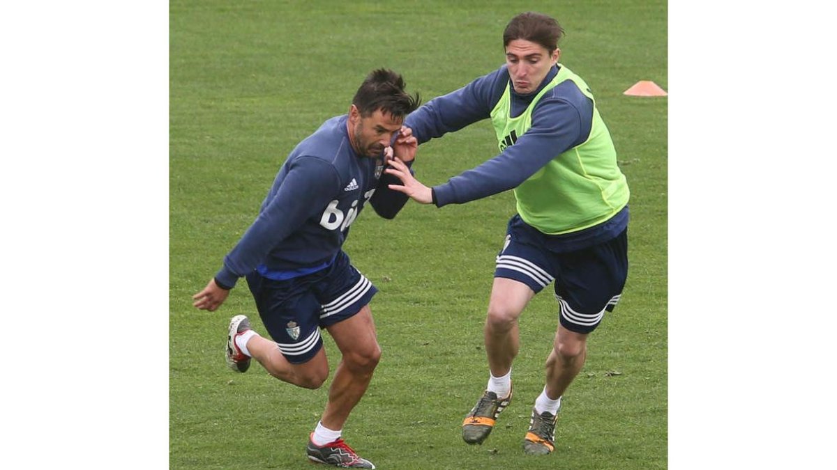 Jonathan y Berrocal pelean por el balón en un entrenamiento de la Deportiva. L. DE LA MATA