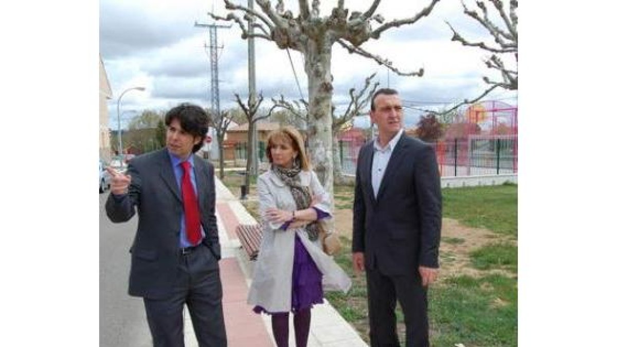 La alcaldesa, en el centro, visita el parque de Barcaduro.