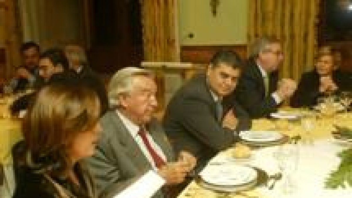 David Álvarez (centro.), junto al presidente del CEL, Domingo Fuertes