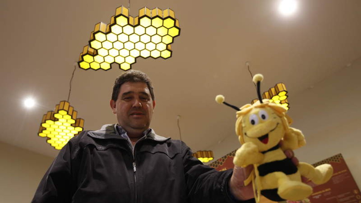 Andrés Fuentes, apicultor de Tabuyo, posa en el Museo de la Miel junto a la famosa abeja Maya.