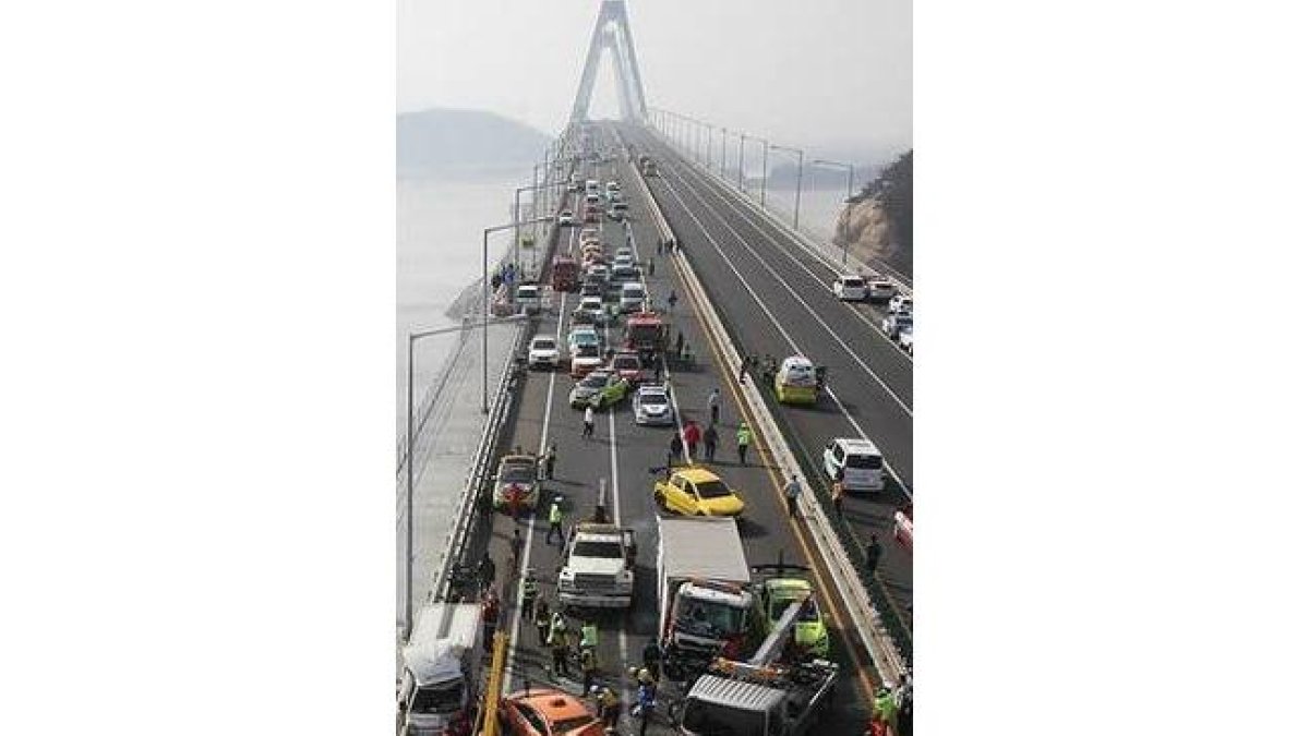 Dos muertos y 65 heridos es el balance que ha dejado el accidente múltiple cerca de Seúl.