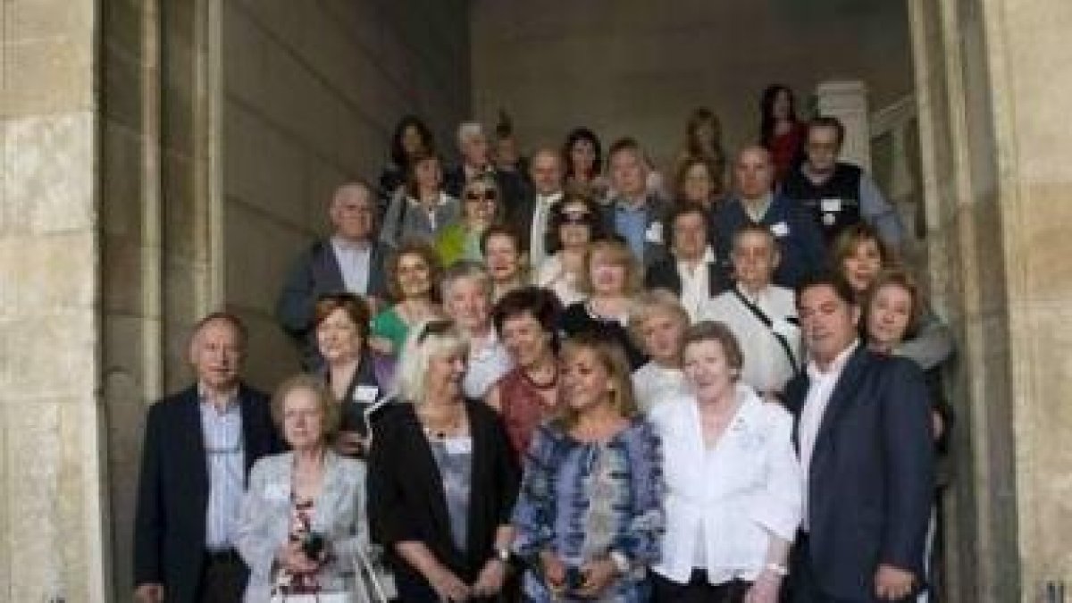 La presidenta de la Diputación, Isabel Carrasco, en una imagen de familia con los integrantes de Año
