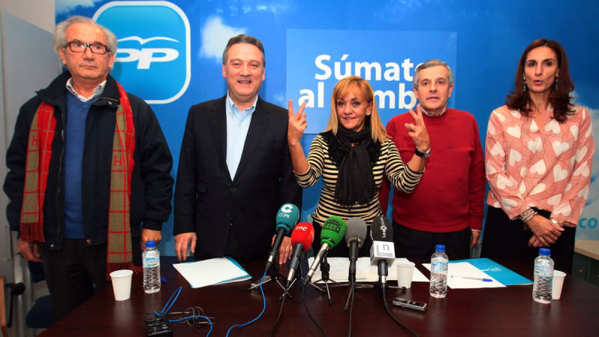 Juan Morano, Alfredo Prada, Isabel Carrasco, Emilio Gutiérrez y Arancha Miguélez, anoche celebrando el triunfo del PP leonés.