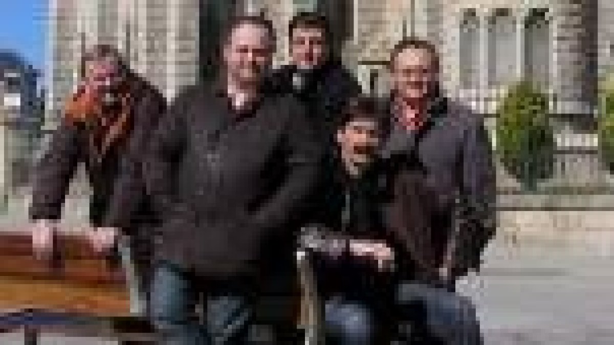 Los integrantes de la delegación gallega ante el palacio de Gaudí