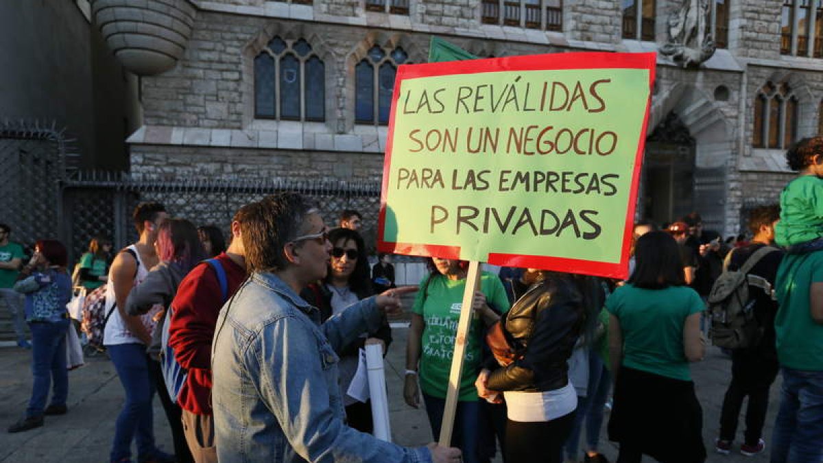 Arriba, la concentración; abajo protesta en La Robla. RAMIRO / PLANILLO.