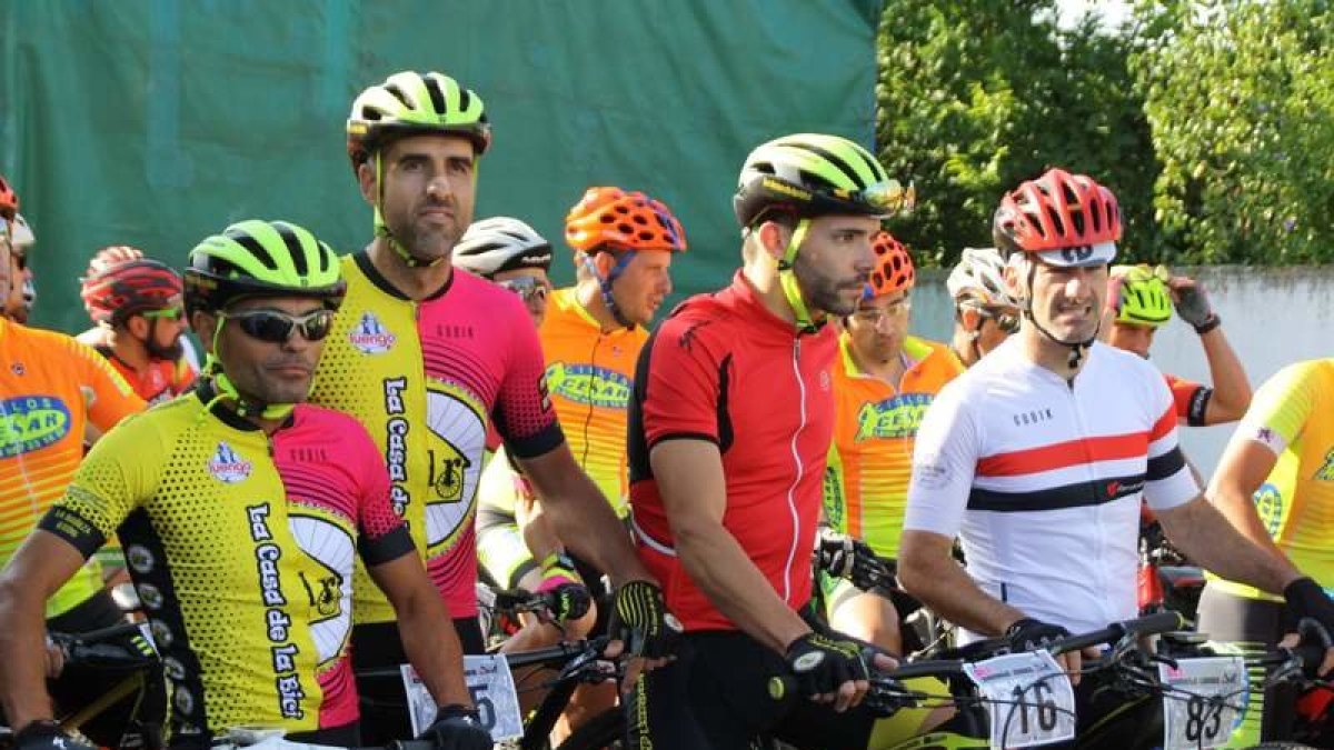Varios de los ciclistas que participaron en la prueba. DL.