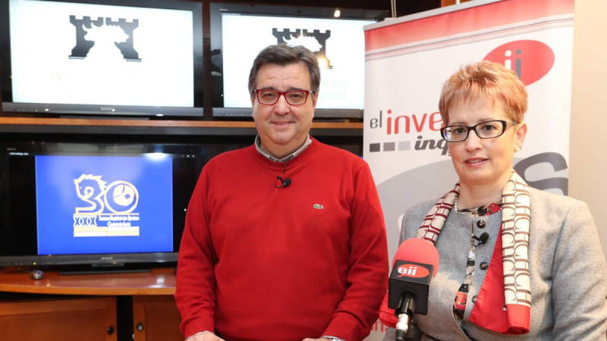 Marcelino Sión y María Jesús Soto durante la presentación del concurso de ajedrez y finanzas. RAMIRO