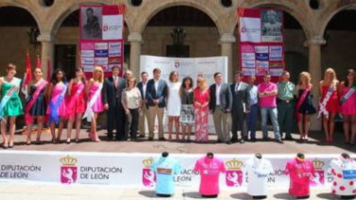 El Palacio de los Guzmanes volvió a ser escenario de la presentación oficial de la Vuelta a León