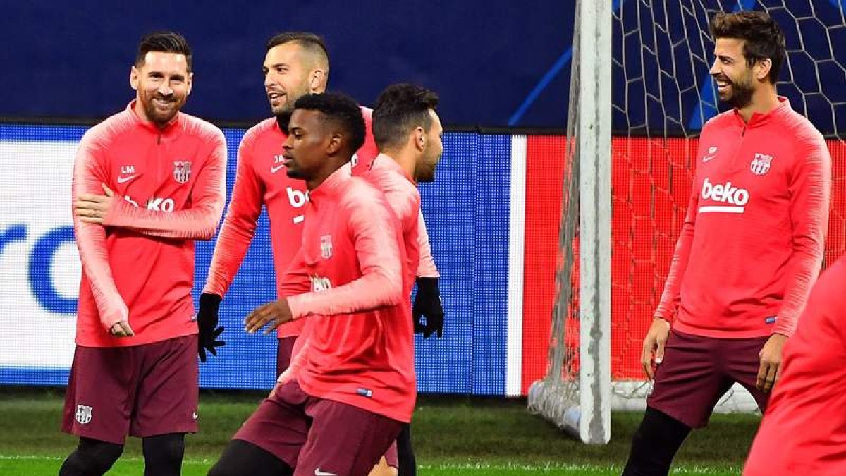 Messi, a la izquierda, entrenó ayer con el Barça pero Valverde no tomará riesgos con él. DANIEL DAL ZENNARO