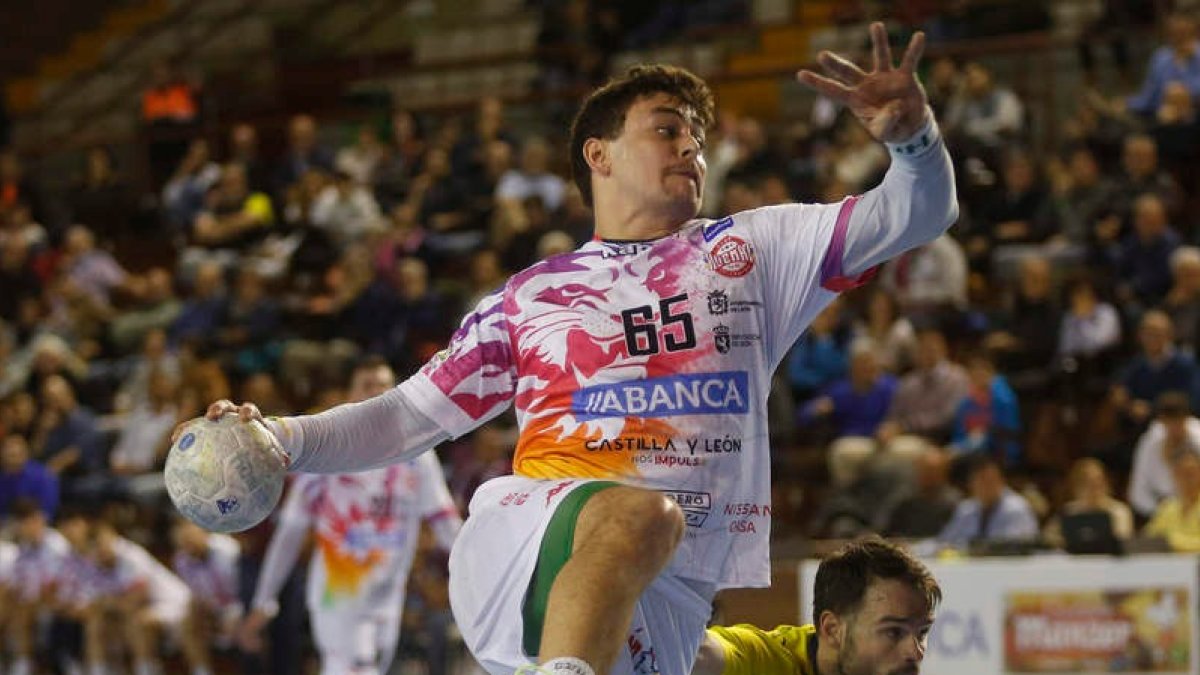 El Ademar ha hecho del Palacio un fortín y este sábado recibe al Torrelavega. FERNANDO OTERO