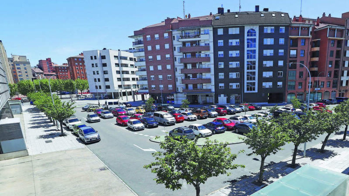 El aparcamiento está ubicado entre los edificios que dan cara a la Junta y Espacio León. RAMIRO