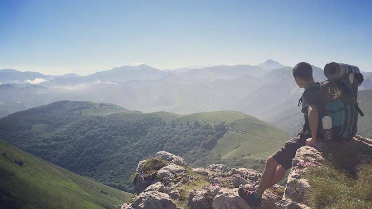 Óscar Herrero es un viajero empedernido. En la foto, divisa un paisaje en el Alto del Perdón. DL