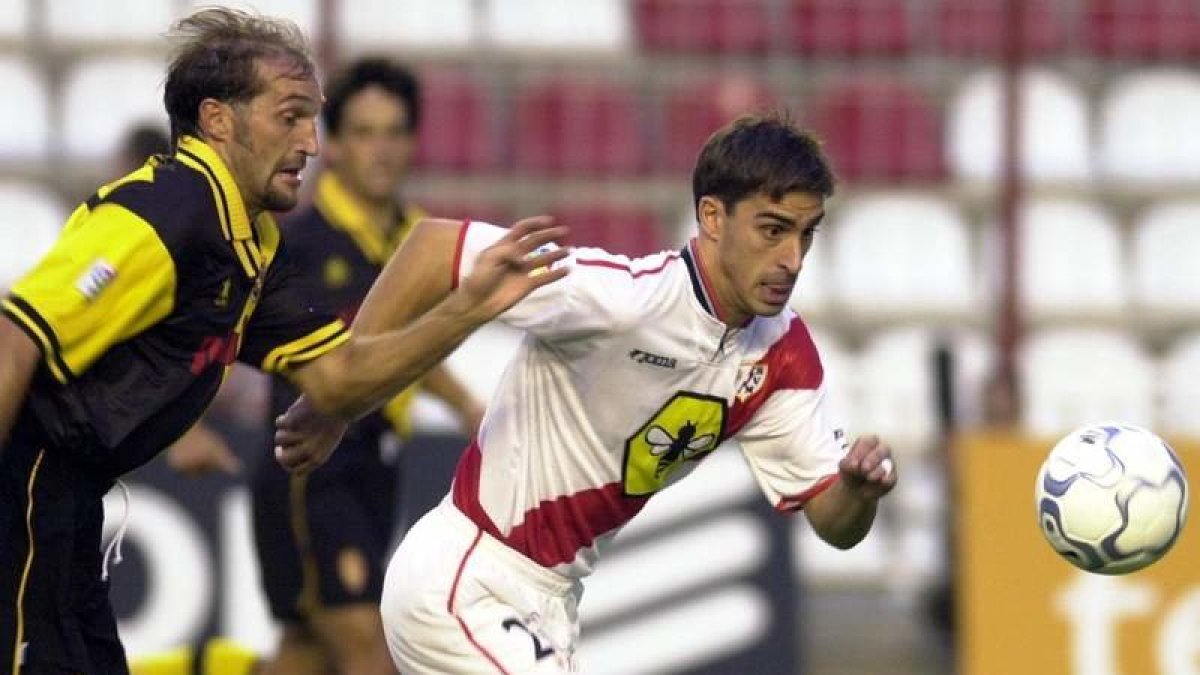 Jon Bolo, en un partido de Primera División con el Rayo ante el Zaragoza. ALBERTO MARTÍN