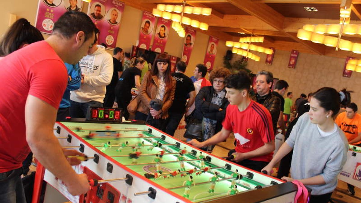 Los emocionantes partidos de futbolín coronaron a los campeones en el hotel restaurante La Hacienda.