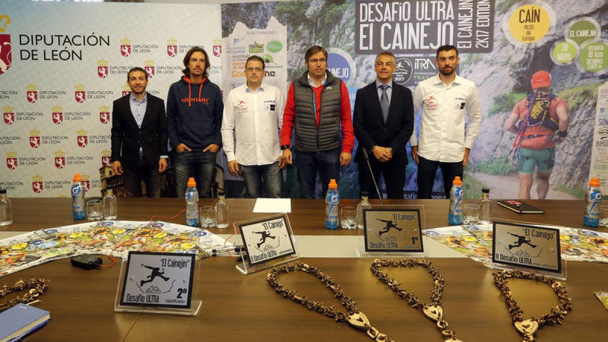 Representantes de instituciones, colaboradores y de la organización en la presentación. MARCIANO