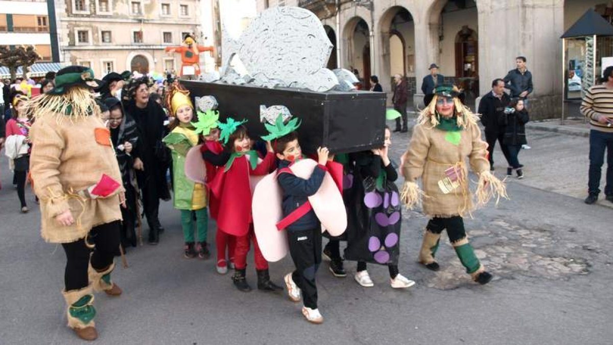 Los más pequeños del grupo ganador del Carnaval de Cistierna portaron la sardina.