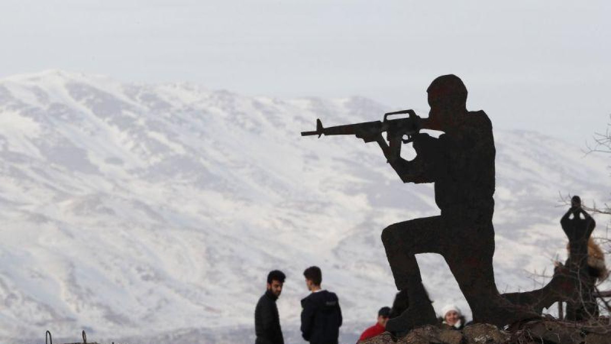 Tropas israelís, en Ben Tal, con el monte Hermon al fondo.