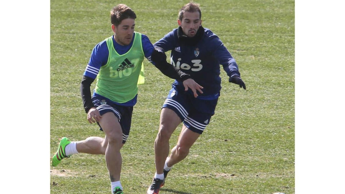 Caiado (d) puede ser una de las novedades en el once titular de la Deportiva. L. DE LA MATA
