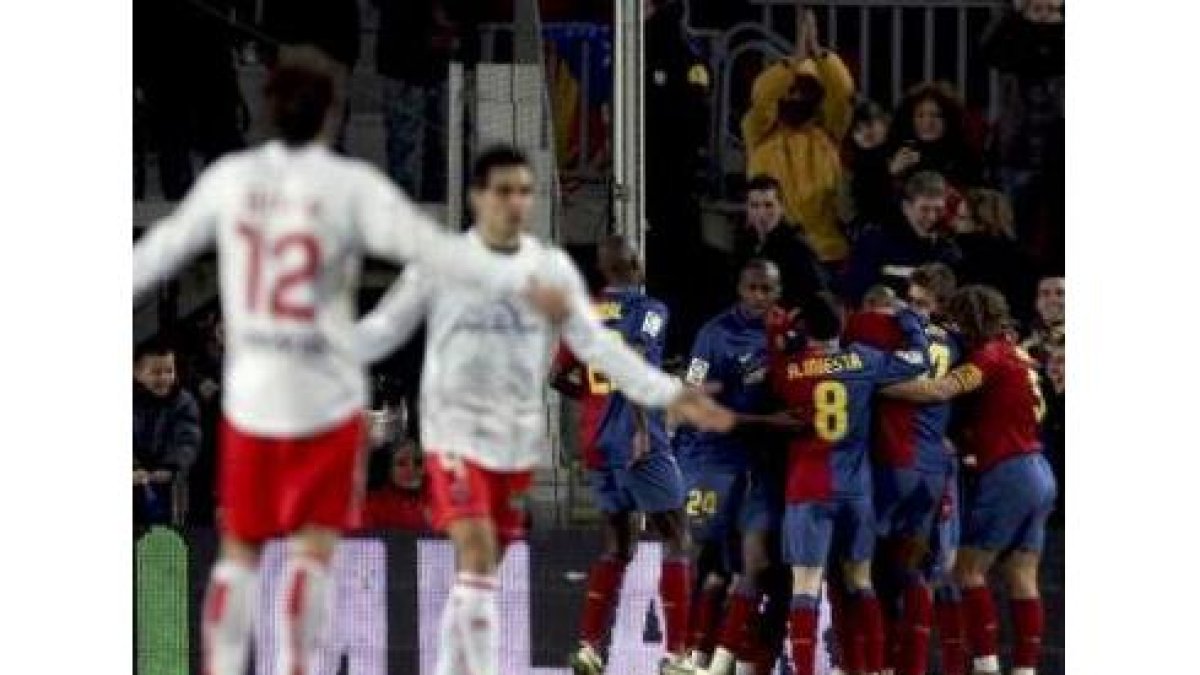 Los jugadores del Barcelona celebran uno de los cuatro goles que ayer le endosaron al Numancia