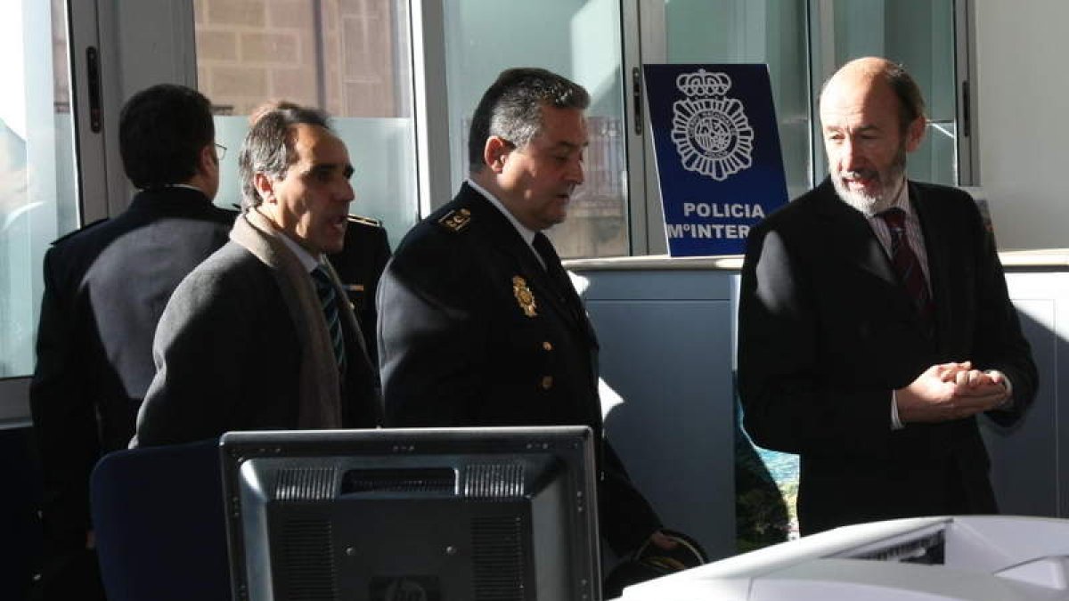 El inspector jefe, Pablo Martínez, junto a Pérez Rubalcaba en la inauguración de la Comisaría de Astorga.