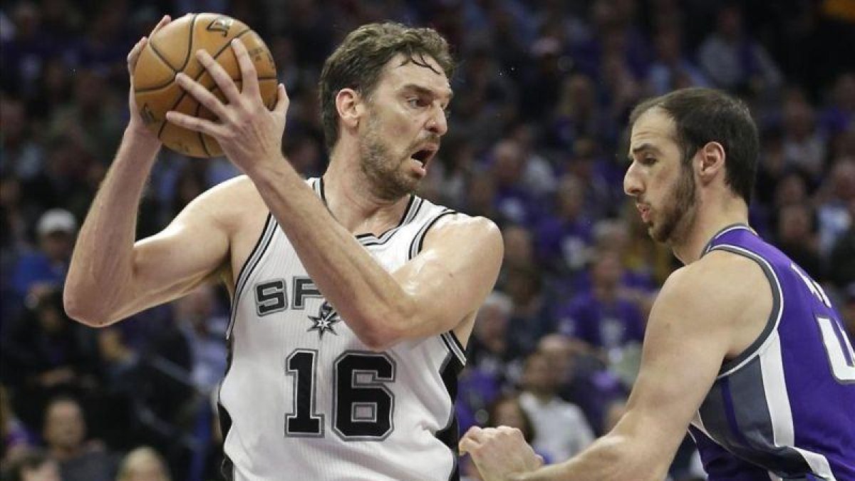 Pau Gasol controla un rebote ante Koufos, de los Sacramento Kings