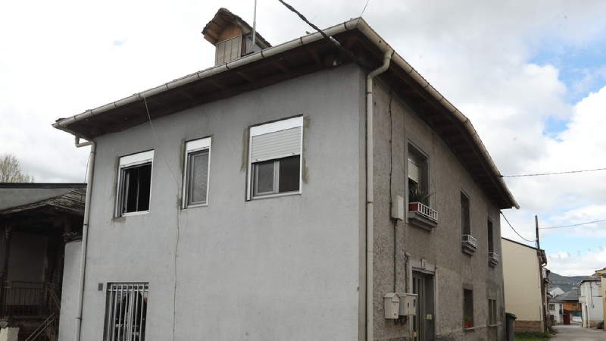 Una habitación ardió en la calle Ramón Vuelta. L. DE LA MATA