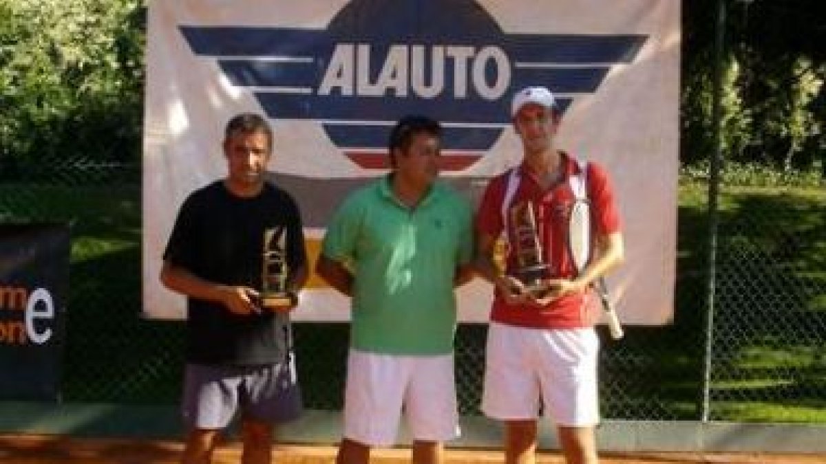 Finalistas del tenis5cinco con el juez de silla.
