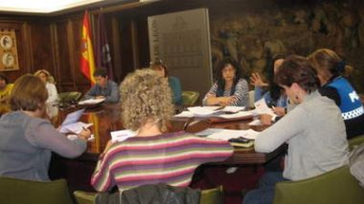 Teresa Gutiérrez preside la primera reunión de la Unidad de Género.