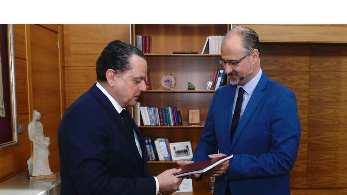 Amilivia entrega a Luis Fuentes la memoria de actividades del Consejo de Cuentas.