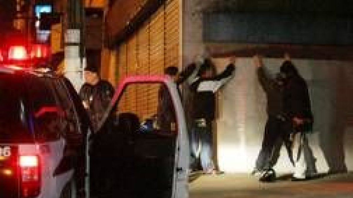 Agentes de la policía registran a sospechosos a la entrada de una favela de Sao Paulo, en Brasil