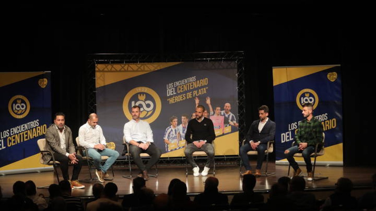 Un momento del encuentro de ayer en Ponferrada. L. DE LA MATA