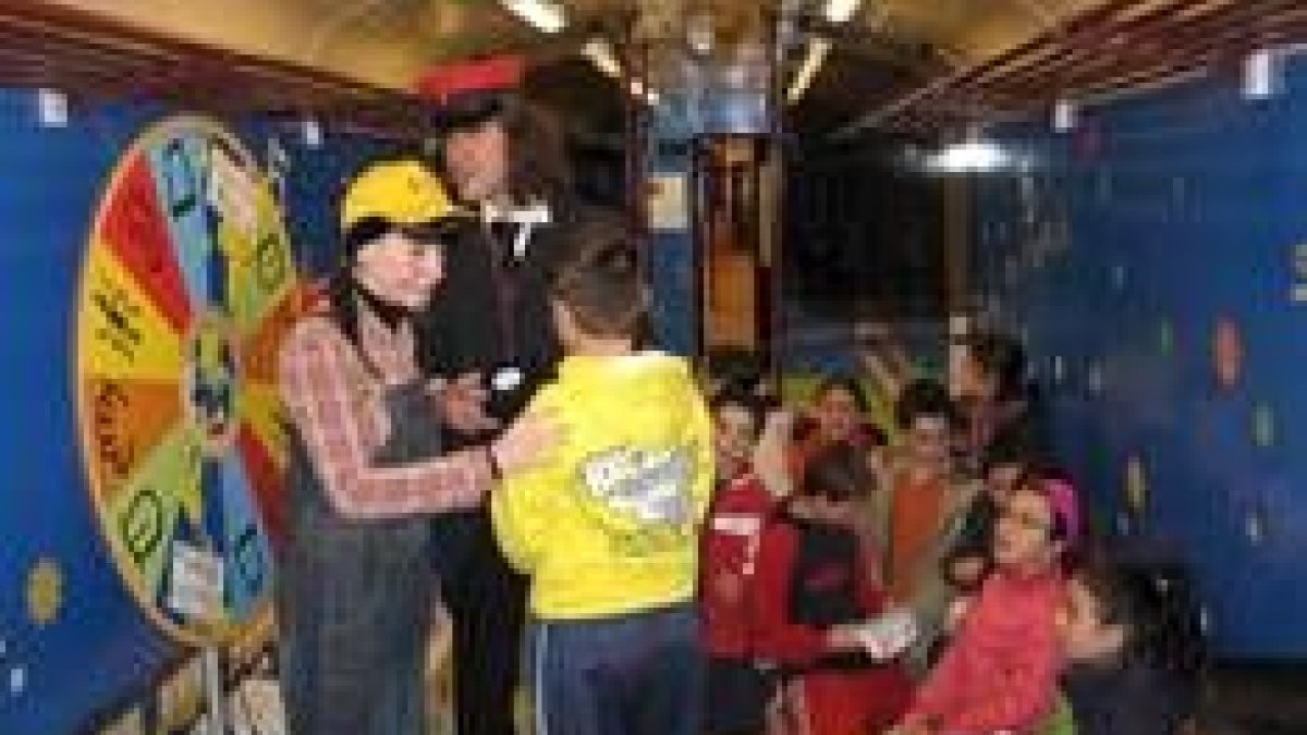 Los niños del colegio asistieron a los talleres que ofrecía el tren de la diversidad de Feve