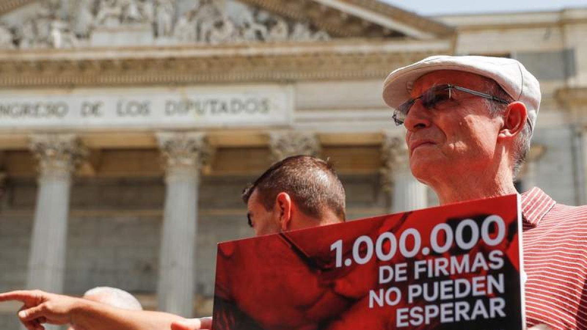 Un millón de firmas para solicitar que se despenalice la eutanasia en España. EMILIO NARANJO