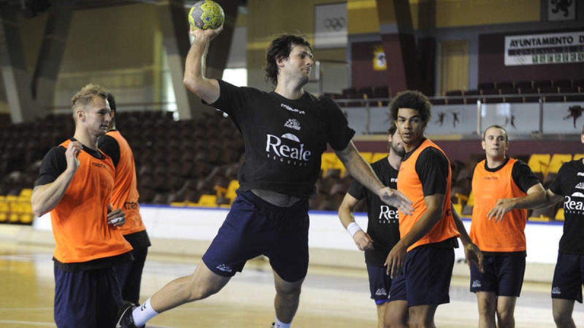 Carou, en un entrenamiento con el Reale Ademar antes de partir para los Panamericanos.