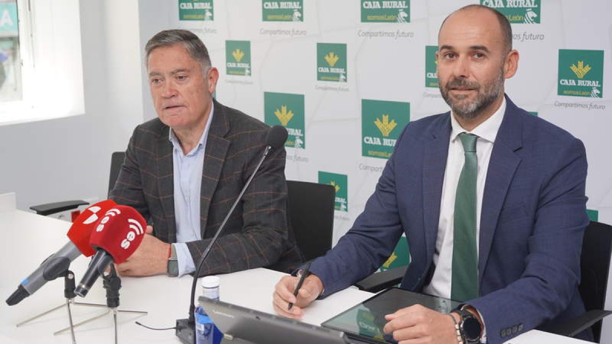 El alcalde de Cuadros y el el responsable territorial de empresas de Caja Rural. RAMIRO