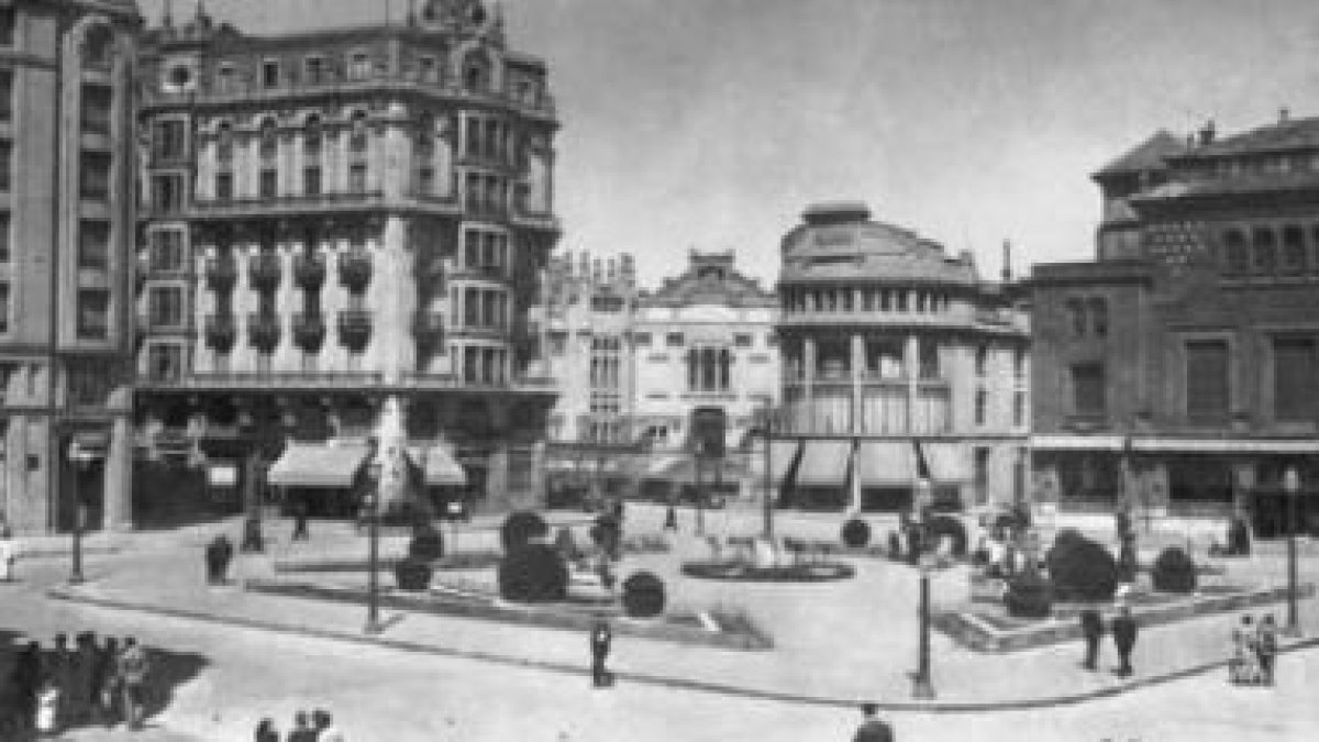 Imagen de la plaza, cuando era cuadrada, en la época de los años 30.