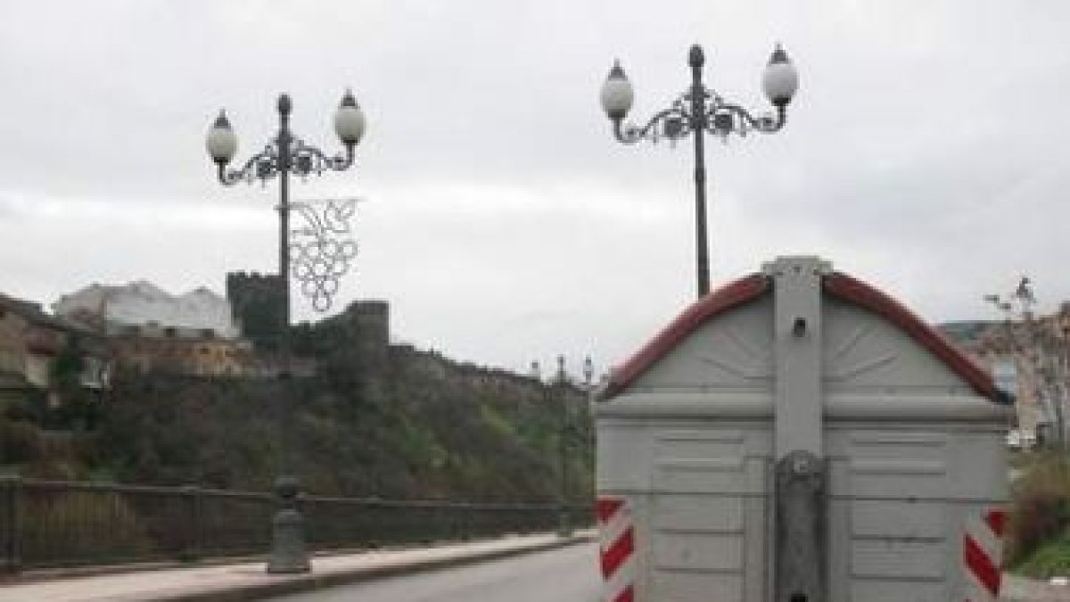Los huelguistas pusieron en Santo Tomás de las Ollas una pancarta contra el presidente de Gersul.