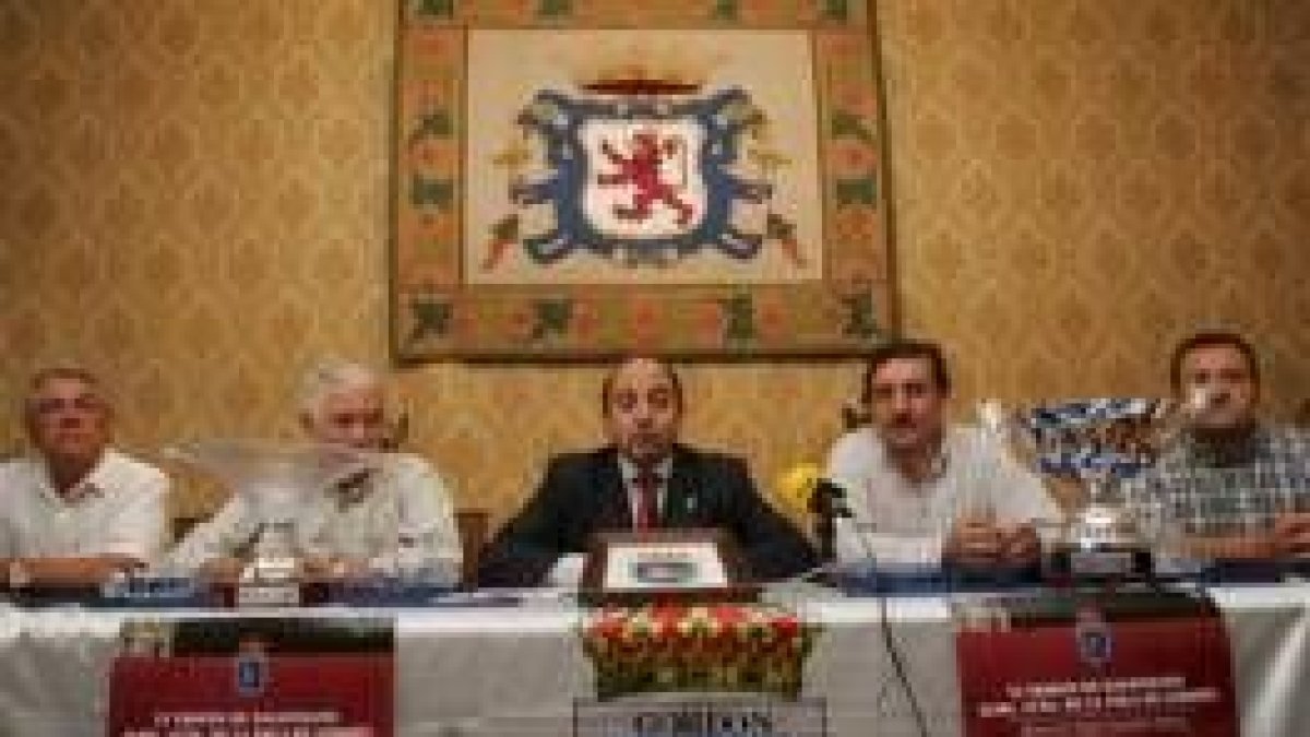 El alcalde de La Pola, en el centro, acompañado por responsables de ambos clubes en la Diputación