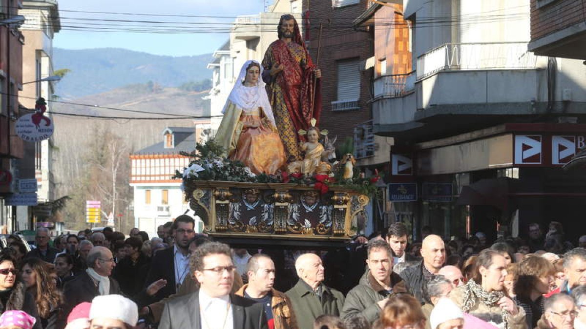 El sol convirtió en un éxito esta procesión de Cacabelos.