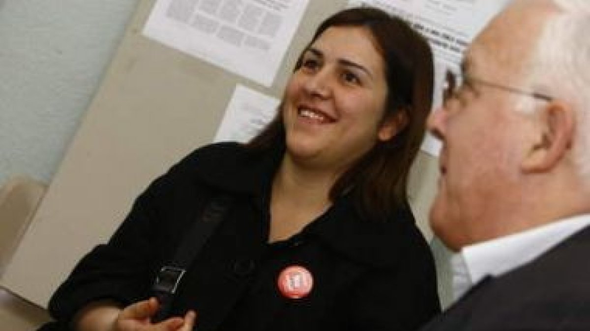 La joven asturiana Cristina Fanjul y su padre, Aquilino, ayer durante su visita a León