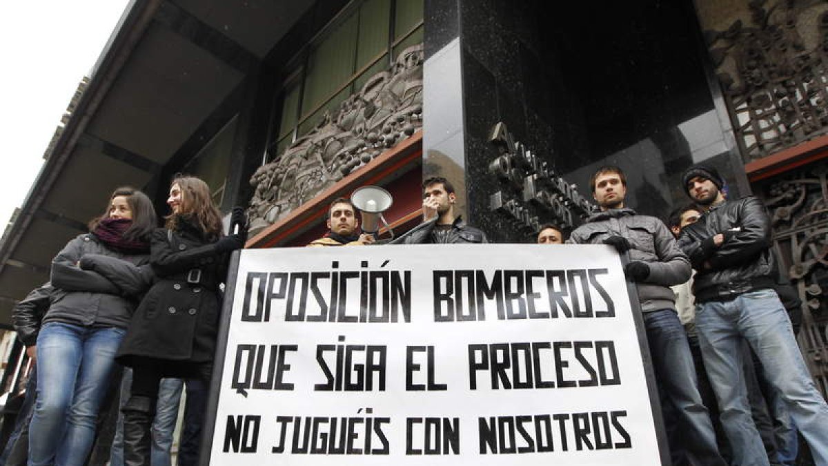 Opositores manifestantes, ayer a las puertas del Ayuntamiento de León.