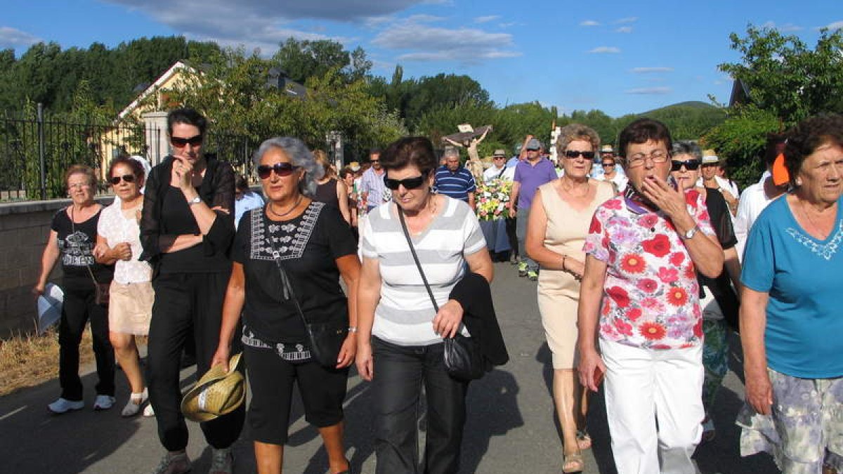 Parte de la procesión hacia la ermita del Divino Cristo.