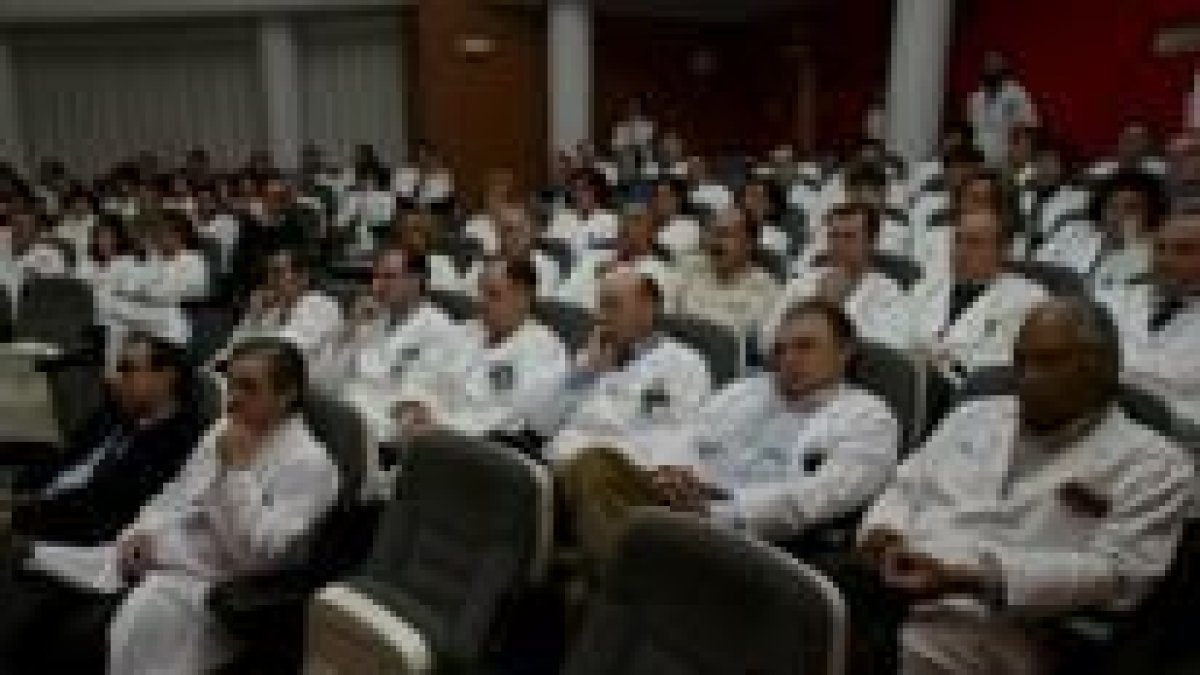 Médicos de la plantilla del Hospital del Bierzo, durante una asamblea celebrada en el salón de actos