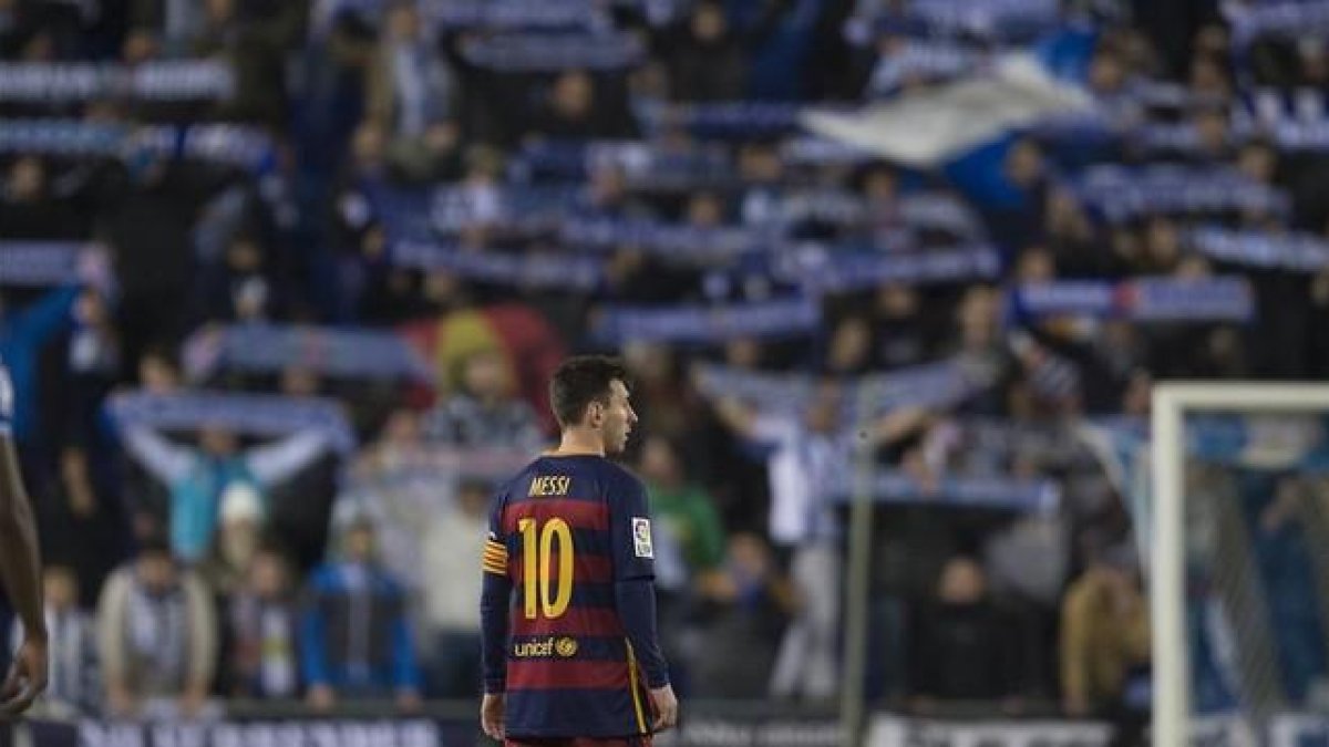 El público del Espanyol realiza  cánticos ante Messi.