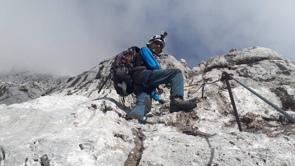 Óscar Díez iniciando la ferrata en la Civetta. ÓSCAR DIEZ HIGUERA