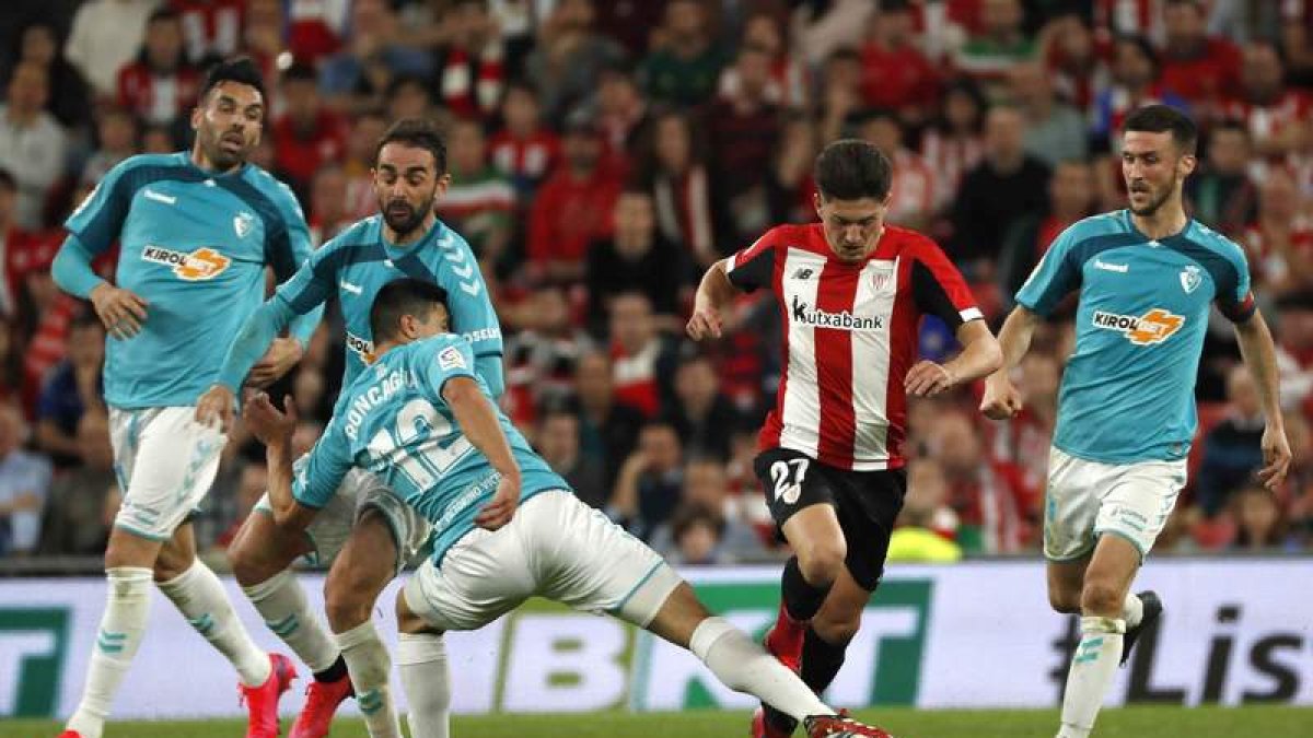 Unai Vencedor trata de zafarse del defensor osasunista Facundo Roncaglia.