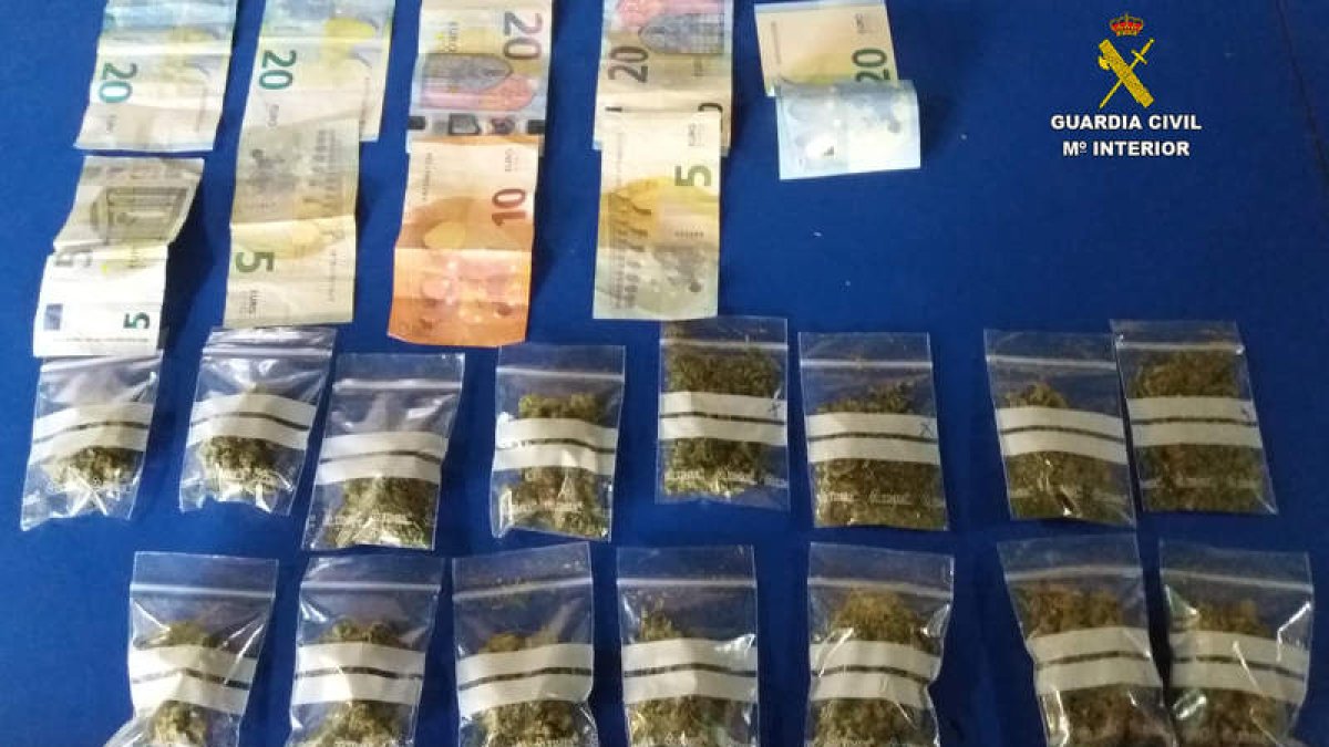 Dosis de droga y dinero localizados en la operación. GUARDIA CIVIL