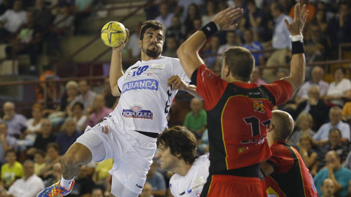 El lateral manchego del Abanca Ademar, Juanjo Fernández, arma el brazo para marcar uno de los tres tantos que firmó en su debut oficial en el Palacio.