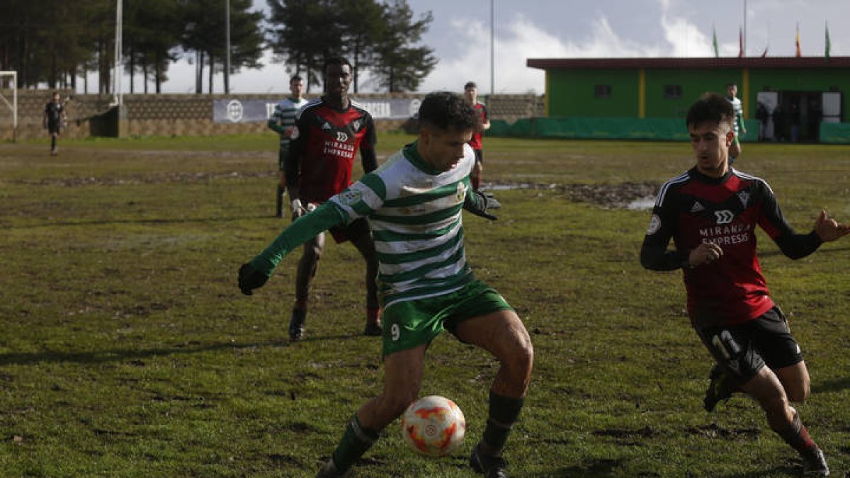 Partido de fútbol CD La Virgen - Mirandés B. F. Otero Perandones.