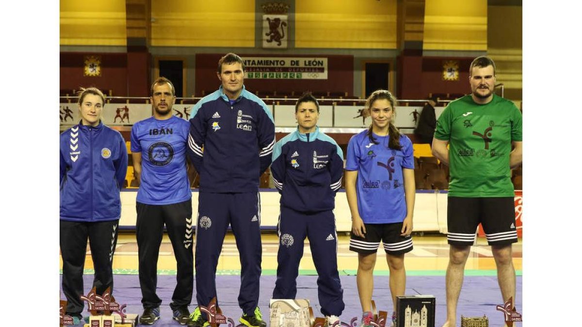 Campeonas y campeones de la III Liga con sus trofeos, tras el corro final celebrado en el Palacio. A. B.